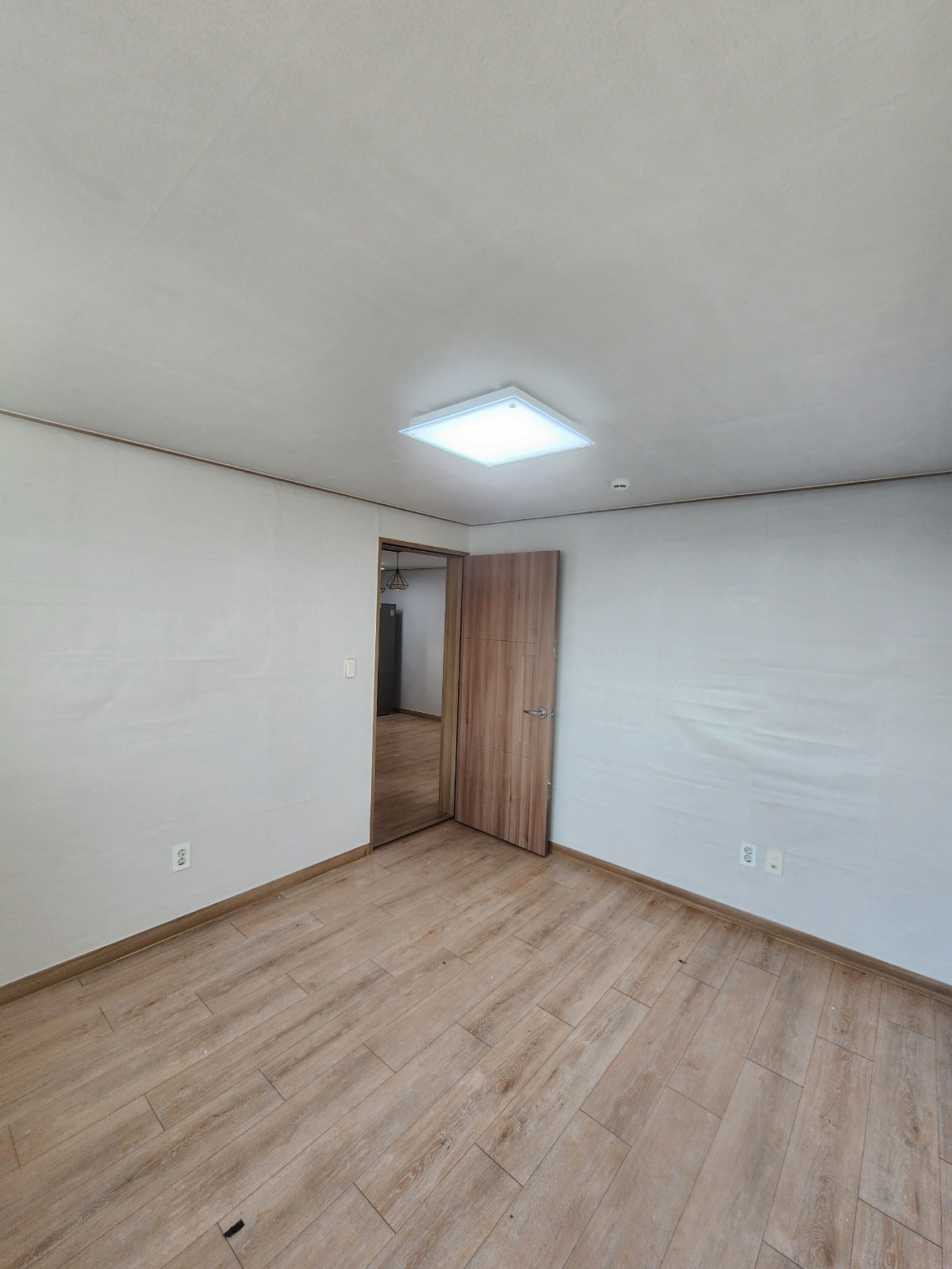 3695294320_ESJZAYsu_27bd18dae0ecd600179b3b94c87f58c00add8803.jpg 이미지크게보기